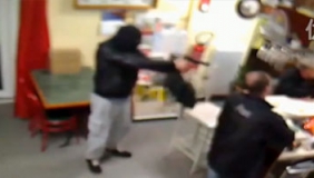 实拍男子持枪冲进酒吧抢劫 被大妈赤手空拳击退