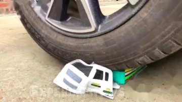 牛人使用小汽车碾压玩具车，好过瘾啊，实在是太减压了！