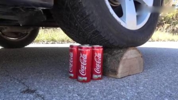 减压实验：牛人把可乐和彩色巧克力豆放在车轮下，勿模仿