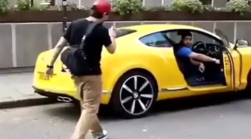 喷漆恶搞宾利车主！险些挨揍！