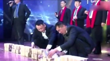 公司老板酒后当场发1100万现金，一杯酒100万