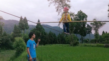  6岁童喝啤酒走钢丝真相