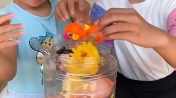 童年趣事：姐姐带领萌娃认真读书！玩具都上交了