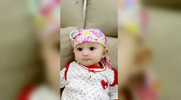 可爱大眼睛萌宝，看了都忍不住想咬一口