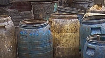 昆明每月失踪4000吨地沟油 黑作坊令人作呕