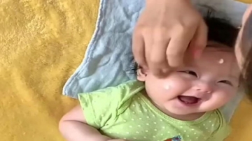 萌娃：女儿从小就爱美，一擦护肤的就乐的嘴巴合不上