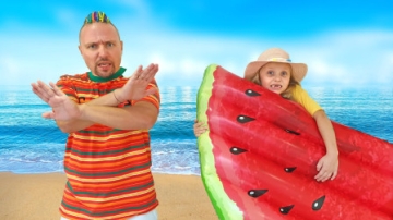 超好笑，萌娃小萝莉怎么带着西瓜游泳垫去旅行？可是爸爸为何不能去了？