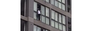 【拍客】实拍女子攀爬窗外疑似轻生