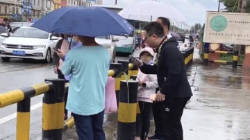 街头打电话恶搞，大哥自称是昆明二少爷，跑车都扔进垃圾桶，吹得太离谱了