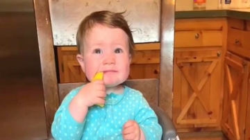 萌娃吃柠檬表情扭曲搞笑瞬间，家里有这么个娃娃一定充满欢乐吧！