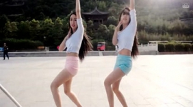 两美女主播热舞，这舞蹈很豪放啊