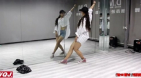 美女镜面教习，舞蹈身姿火辣