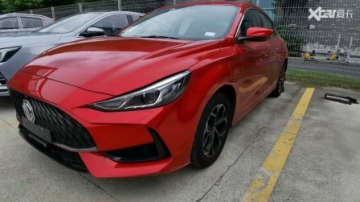 红色名爵5实拍, 溜背造型和大嘴进气格栅吸睛, 8万谁还买菲斯塔