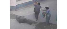 【拍客】老人无故被人扇耳光 儿子讨说法被捅身亡