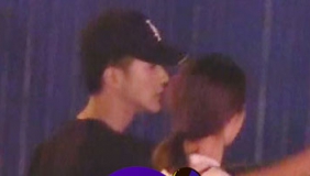 姜潮麦迪娜疑似已同居 摇晃小手逛大街甜蜜蜜