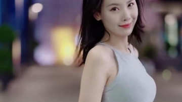 街拍：成都太古里迎面走来一位美女，有自信的女生太美了