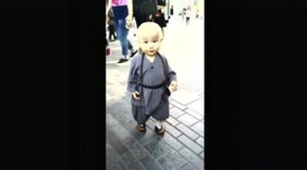 搞笑爸爸把萌宝打扮成小和尚，超可爱！