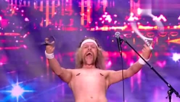 牛人用羽毛球拍“穿越”身体，这绝活真不是一般人能做到的！