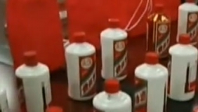 河南某酒店服务员持续掉包顾客自带茅台酒