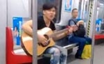 【拍客】吉他男地铁唱到底什么时候会想起我