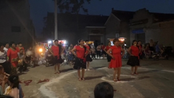 实拍山西农村夜生活，老人孩子都有能拿出手的节目，真热闹