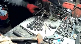 电焊牛人现场表演“绝活”，焊了一条机械腿，这水平一月能赚多少