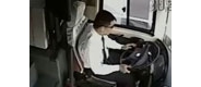【拍客】司机高速上突发脑干出血 昏迷前百秒救下全车人