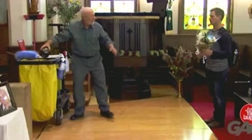 老外街头恶搞 骨灰坛变成花瓶