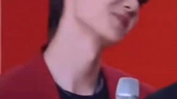 王一博一害羞就躲别人身后，这细节你看到了吗