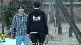 东北小伙街边恶搞路人