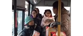 【拍客】公交俩大妈因占座大吵 语言粗俗引全车尴尬