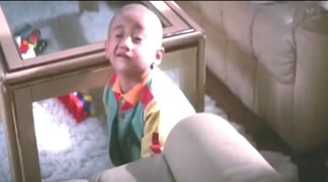 可爱的小光头 光头佬恶搞男子，要求他答应合作