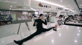 舞蹈老师就是牛！美女神似刘亦菲《一字马占座位》