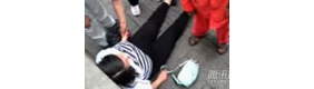 【拍客】孕妇晕倒街头 众人救助传播正能量