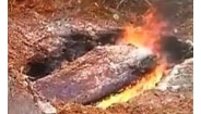 安徽老农死后土葬被公务人员扒坟浇柴油焚尸