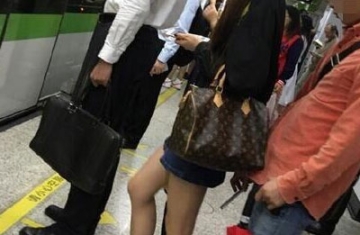 男子地铁伸手机偷拍女乘客裙底 换多个角度连拍