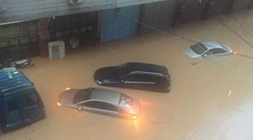 实拍:福建莆田大水"围城" 市区部分路段严重积水