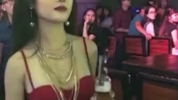 【 街拍美女】这样的身材你会着迷吗？