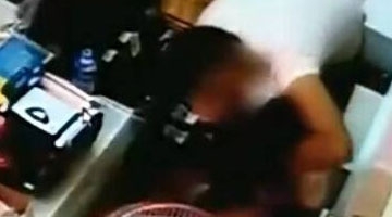 男子强抱16岁女店员接吻摸大腿 被拘留10天