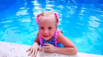 萌娃小可爱：爸爸给小萝莉装好了滑梯，小萝莉在滑梯上玩的好开心！