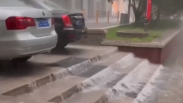局地累计雨量达100mm！实拍北京暴雨：大雨如注砸地噼啪作响