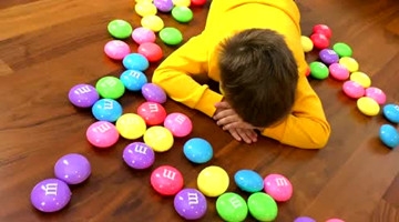 彩虹糖从楼梯滑下来，砸到了萌宝