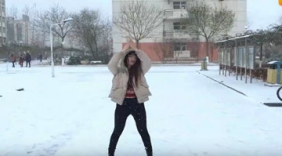 美女雪天尬舞 bangbangbang