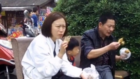 游客景区内肆无忌惮啃鸡腿满地骨头