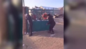 到处都有恶搞的人 糗大了