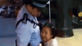 民警巡逻偶遇女儿:多日未见相拥而泣