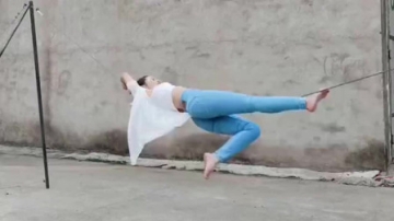 高手在民间，农村姑娘绳子上睡觉，跟小龙女一样