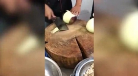 城里来的厨师就是不一样，当他亮出看家本领的那一刻，厉害了老厨师