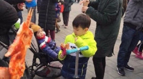 霍思燕二胎女儿正面照疑曝光 简直和嗯哼一模一样