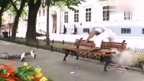 外国街头恶搞路人, 手榴弹都用上了